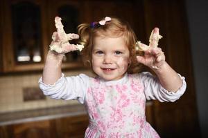 petite fille qui pétrit la pâte photo