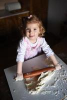 photo de boulanger adorable, jolie petite fille caucasienne en chef.
