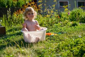 enfant dans la piscine photo