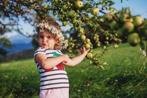 petite fille mignonne avec une couronne sur la tête photo