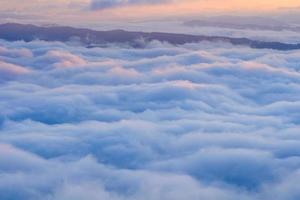 cumulus brouillard fantastique dans le ciel du matin photo