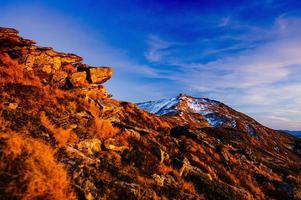 coucher de soleil fantastique dans les montagnes de l'ukraine photo