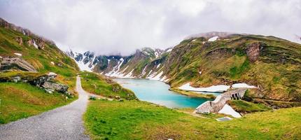 paysage fantastique montagnes presque enneigées photo