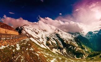 paysage fantastique montagnes presque enneigées photo