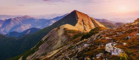 coucher de soleil fantastique dans les montagnes de l'Ukraine. photo