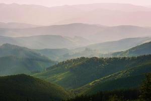 beau coucher de soleil dans les montagnes des carpates photo