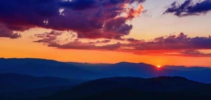 couleur bleue des montagnes au coucher du soleil photo