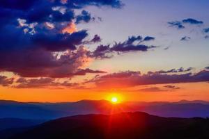 couleur bleue des montagnes au coucher du soleil photo