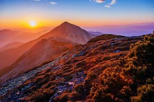 coucher de soleil magique dans les montagnes photo