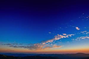 ciel avec nuages et soleil photo