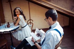 couple romantique amoureux au café photo