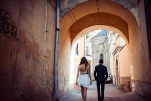 jeune couple amoureux, étreignant dans la vieille ville photo
