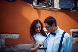 jeune couple amoureux, étreignant dans la vieille ville photo
