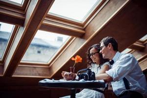 couple romantique amoureux au café photo