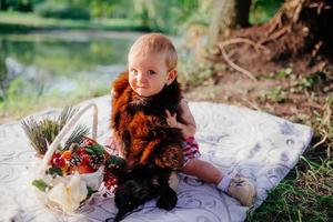 enfant ayant un pique-nique dans le parc - faible profondeur de champ photo