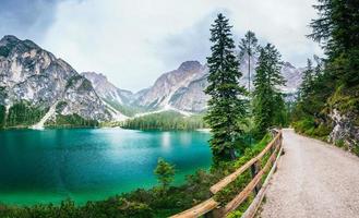 lac entre montagnes photo