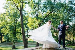 couple de mariage dansant dans le parc photo