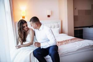 couple de mariés dans une chambre d'hôtel photo