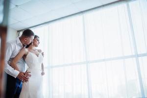 couple de mariés dans une chambre d'hôtel photo