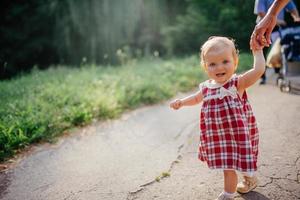 femme avec un enfant en promenade par une journée ensoleillée photo