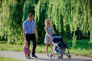 heureuse mère, père et fille dans le parc photo