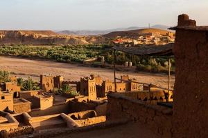 kasbah ait ben haddou au maroc. forteresses et maisons traditionnelles en argile du désert du sahara. photo