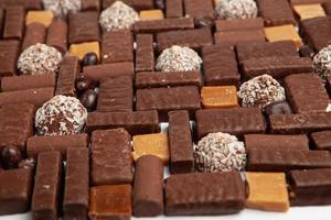 assortiment de délicieux fond de bonbons au chocolat. bonbons au chocolat isolés. photo