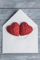 coeurs d'amour sur fond de texture en bois. concept de carte de saint valentin. coeur pour le fond de la saint valentin. photo