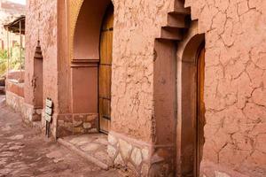 kasbah ait ben haddou au maroc. forteresses et maisons traditionnelles en argile du désert du sahara. photo