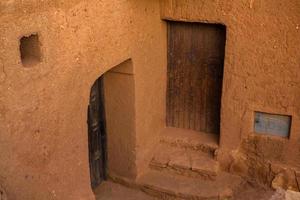 kasbah ait ben haddou au maroc. forteresses et maisons traditionnelles en argile du désert du sahara. photo