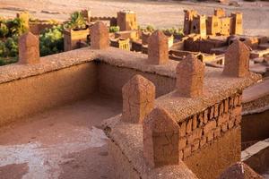 kasbah ait ben haddou au maroc. forteresses et maisons traditionnelles en argile du désert du sahara. photo