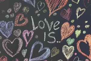 coeurs d'amour sur fond de texture en bois. concept de carte de saint valentin. coeur pour le fond de la saint valentin. photo