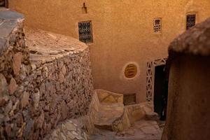 kasbah ait ben haddou au maroc. forteresses et maisons traditionnelles en argile du désert du sahara. photo