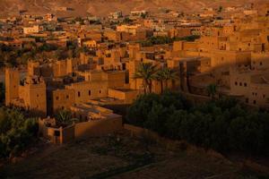 kasbah ait ben haddou au maroc. forteresses et maisons traditionnelles en argile du désert du sahara. photo