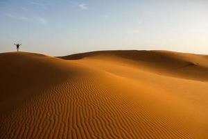 belles dunes de sable dans le désert du sahara au maroc. paysage en afrique dans le désert. photo