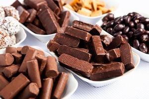 assortiment de délicieux fond de bonbons au chocolat. bonbons au chocolat isolés. photo