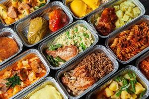 déjeuner d'affaires dans un récipient en plastique écologique prêt pour la livraison. vue de dessus. boîtes à lunch de bureau avec de la nourriture prête à emporter. la nourriture emporte. restauration, petit déjeuner. photo