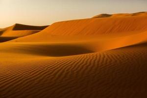 belles dunes de sable dans le désert du sahara au maroc. paysage en afrique dans le désert. photo