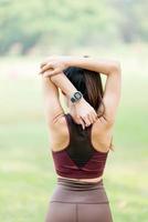 de belles femmes asiatiques font de l'exercice dans le parc tous les matins, c'est un mode de vie pour la détente et la bonne santé du corps photo