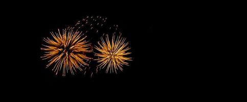 deux feux d'artifice dans le ciel nocturne photo