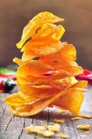 chips de paprika avec des piments sur un fond en bois photo