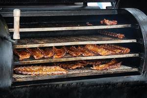 côtes levées de barbecue dans le fumeur de barbecue photo