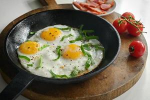 oeufs au plat dans une poêle photo