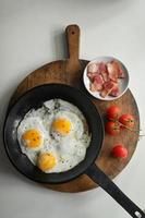 oeufs au plat dans une poêle photo