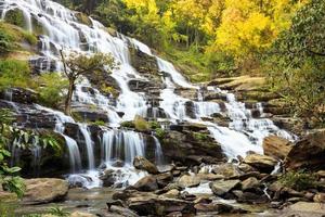 Cascade de mae ya, parc national de doi inthanon, chiang mai, thaïlande photo