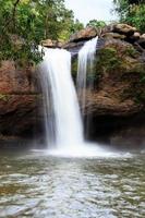 cascade de haew suwat, parc national de khao yai, thaïlande photo