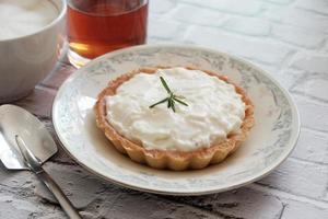 jeune tarte à la noix de coco avec thé chaud photo