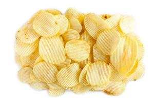 chips de pomme de terre sur fond blanc photo