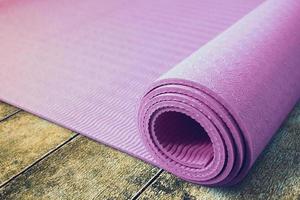 tapis de yoga sur parquet photo