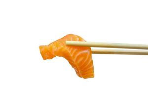 Sashimi de saumon avec des baguettes isolé sur fond blanc photo
